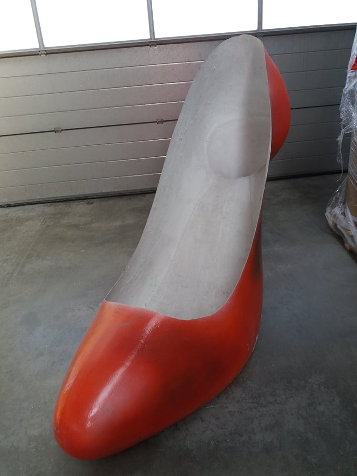 grote schoen, blow up schoen,stiletto schoen, XL stiletto, XL schoen, winkeldecoratie, tuindecoratie, originele decoratie, binnendecoratie, buitendecoratie,decorstuk voor standbouw,eyecatcher voor standbouw,standinrichting,eyecatcher voor stand op beurs, inrichting beursstand, beursstand, blow up voor beursstand, rekwisiet voor beursstand, blowup voor bedrijfsstand, standbouw, decorstuk voor bedrijfsstand, decorstuk voor pop up stand, blow up voor pop up winkel, decorstuk in styropor, styropor eyecatcher voor bedrijf,eyecatchers voor standbouwers